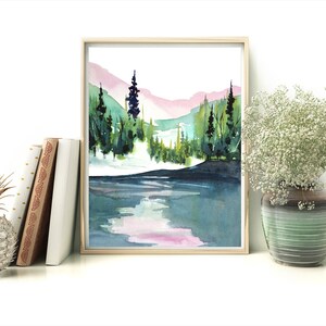 Pode incluir: Pintura em aquarela de uma cena de lago com uma floresta ao fundo. O lago &eacute; de cor azul claro com um reflexo rosa. A floresta &eacute; de cor verde escura com algumas &aacute;rvores em primeiro plano. As montanhas ao fundo s&atilde;o de cor rosa claro.