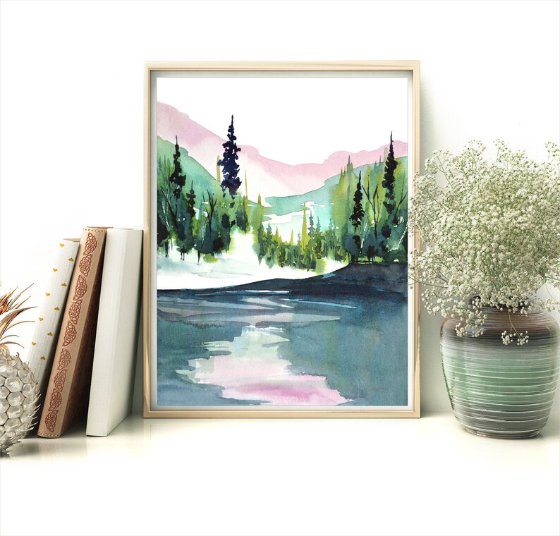 Pode incluir: Pintura em aquarela de uma cena de lago com uma floresta ao fundo. O lago &eacute; de cor azul claro com um reflexo rosa. A floresta &eacute; de cor verde escura com algumas &aacute;rvores em primeiro plano. As montanhas ao fundo s&atilde;o de cor rosa claro.