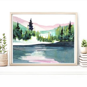 Pode incluir: Pintura em aquarela de uma cena de lago com uma floresta ao fundo. O lago &eacute; azul claro com tons de rosa e verde. A floresta &eacute; verde escura com algumas &aacute;rvores em primeiro plano. O c&eacute;u &eacute; rosa claro.