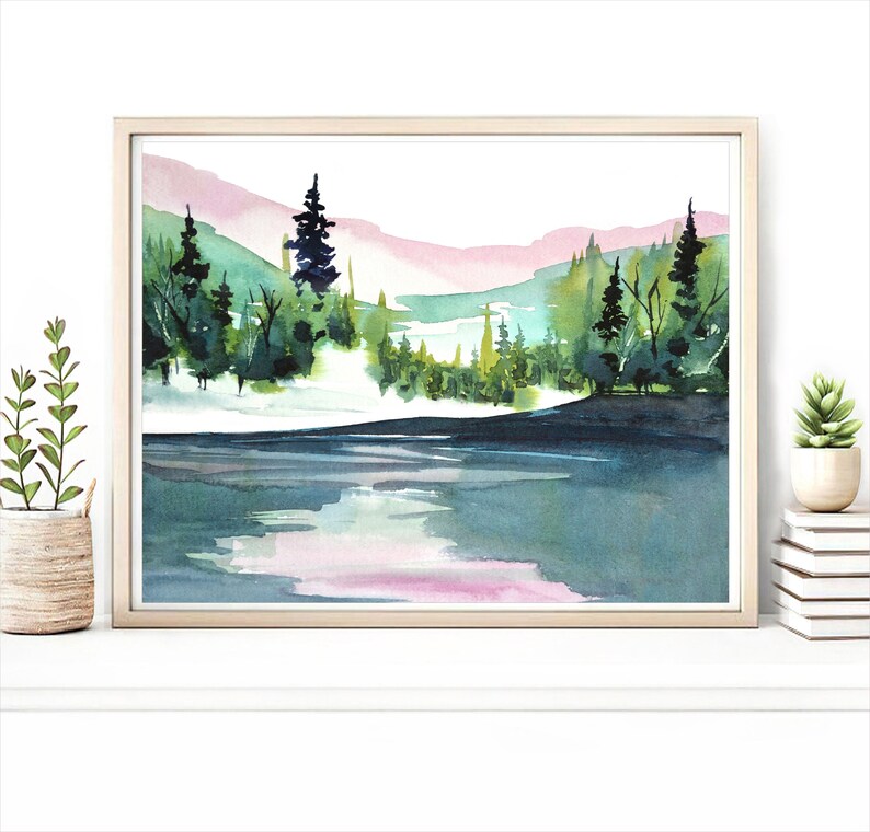 Pode incluir: Pintura em aquarela de uma cena de lago com uma floresta ao fundo. O lago &eacute; azul claro com tons de rosa e verde. A floresta &eacute; verde escura com algumas &aacute;rvores em primeiro plano. O c&eacute;u &eacute; rosa claro.