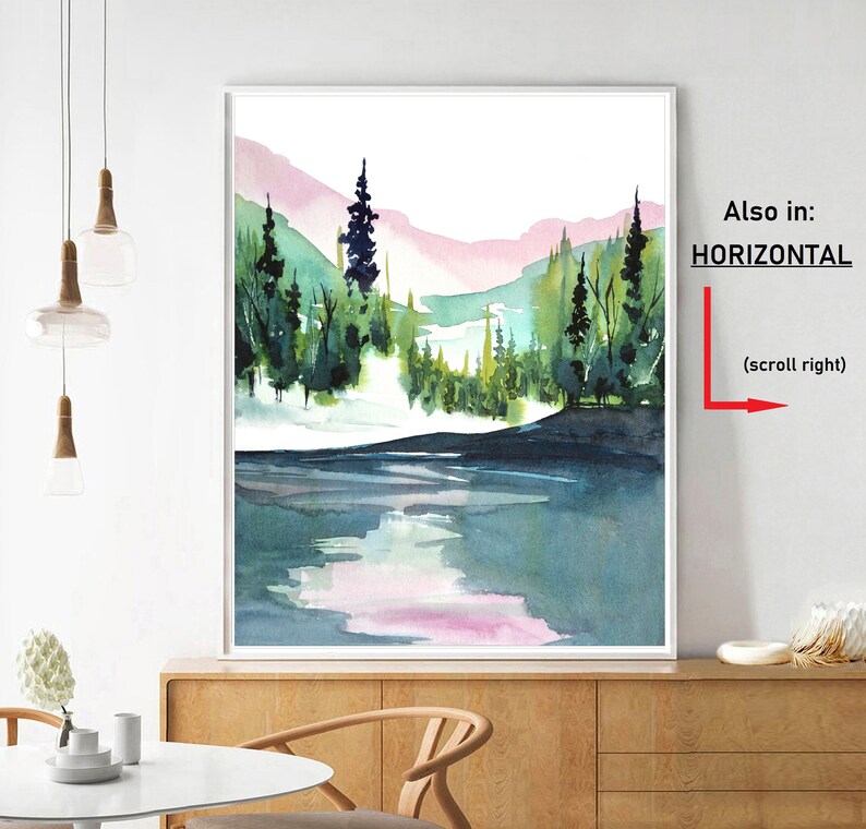 Pode incluir: Pintura em aquarela de uma cena de floresta com um lago em primeiro plano. As &aacute;rvores s&atilde;o verdes e o lago &eacute; azul com reflexos rosa e branco. As montanhas no fundo s&atilde;o rosa e branco.
