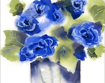Peut inclure: Peinture à l'aquarelle d'un bouquet de fleurs bleues dans un vase bleu. Les fleurs ont plusieurs couches de pétales et sont entourées de feuilles vertes. Le vase est de forme carrée et repose sur une surface bleue.