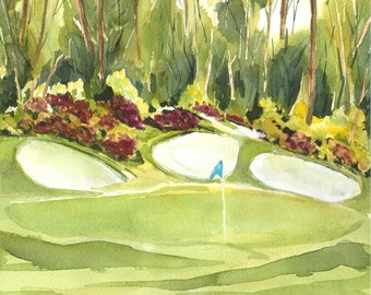 Pode incluir: Uma pintura em aquarela de um campo de golfe com um green de putting verde e três bunkers de areia. Uma bandeira azul está no centro do green.