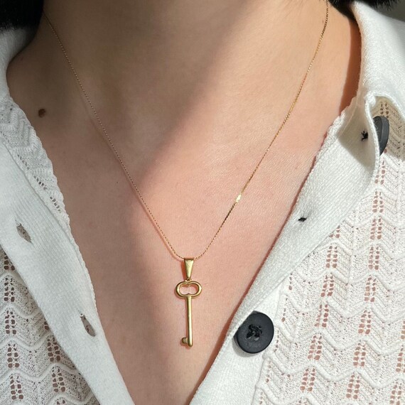 18k gold on sale key pendant