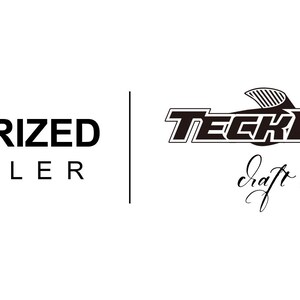 Może przedstawiać: Czarno-białe logo firmy TeckWrap, producenta winylu do prac ręcznych. Logo przedstawia stylizowany wz&oacute;r fali i tekst "TeckWrap" pogrubionymi literami. Pod logo znajduje się tekst "craft vinyl" napisany kursywą.