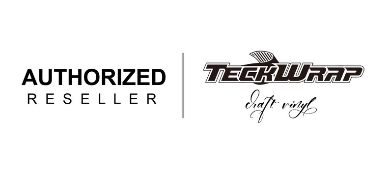 Może przedstawiać: Czarno-białe logo firmy TeckWrap, producenta winylu do prac ręcznych. Logo przedstawia stylizowany wz&oacute;r fali i tekst "TeckWrap" pogrubionymi literami. Pod logo znajduje się tekst "craft vinyl" napisany kursywą.