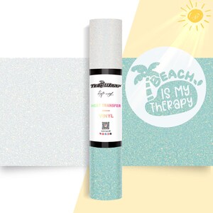 Może przedstawiać: Rolkę tealowej, błyszczącej folii termotransferowej z tekstem "Beach is my therapy" w białym k&oacute;łku z grafiką palmy. Folia znajduje się na białym tle z ż&oacute;łtym tłem z tyłu.