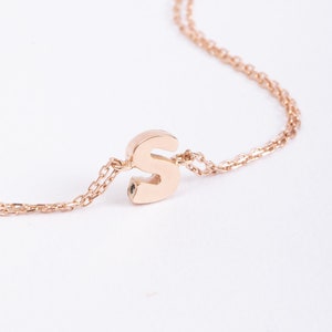 Pulsera de urna con iniciales minimalistas, pulsera de urna de cremación con letras minúsculas de oro real de 14 quilates y 18 quilates, urna con letras de recuerdo para pulsera de cenizas