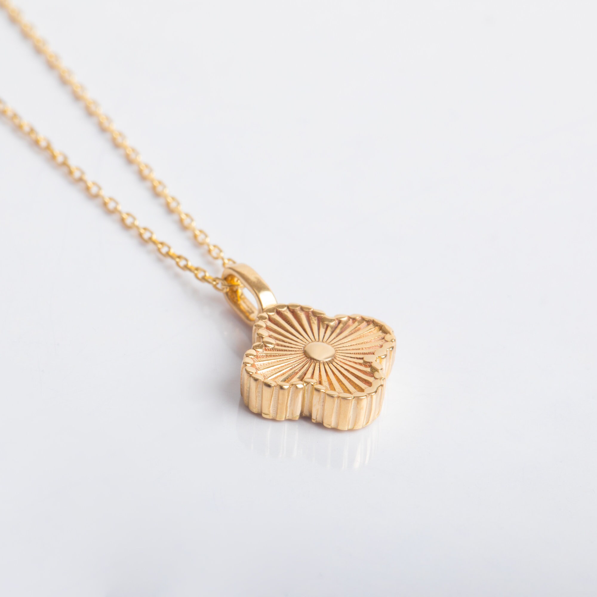 ゴールドラウンドペンダントネックレス 18k clover necklace gold - Etsy 日本