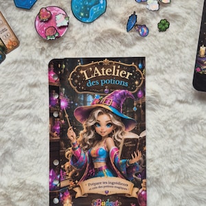 Peut inclure: Une feuille de classeur rectangulaire intitulée L'Atelier des potions représentant un personnage blond avec un chapeau de sorcière violet tenant une baguette et un livre ouvert. La couverture inclut le texte Prépare tes ingrédients et crée des potions magiques et Budget Nannis avec des illustrations de potions colorées.