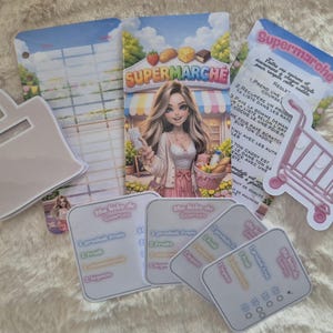 Peut inclure: Ensemble de découpes de papier sur le thème des courses. Comprend un sac de courses, une liste de courses et une enseigne "SUPERMARCHE" avec une femme tenant une liste de courses. Comprend également un chariot de courses.