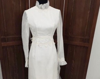 Vintage Harzfeld's Wedding Dress Train Ivory Sheer Mock Neck Designer Long Sleeves Ruffles Sheer Modest Classic Elegant Size 8