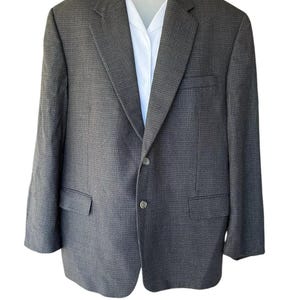 Vintage Men&#39;s Gray Blazer – Wool Blend Sport Coat – 2 Button – Classic Fit – Single Vent – Subtle Check Pattern – Size 44R Approx
