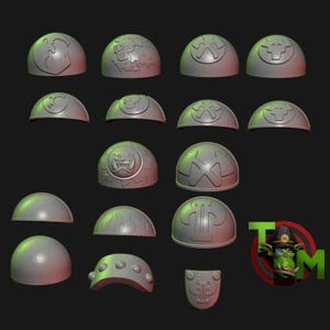 Puede incluir: Una colección de hombreras grises con varios diseños en relieve, incluyendo calaveras, símbolos y patrones geométricos. Las hombreras están dispuestas en filas y columnas, mostrando diferentes estilos para figuras en miniatura. Un logo con un duende verde está en la esquina inferior derecha.