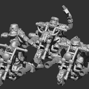 Könnte beinhalten: Drei graue, detaillierte Miniaturfiguren von Orks, die Motorräder fahren. Die Orks tragen Helme und Schutzbrillen. Die Motorräder haben Schädel und andere Details.