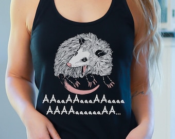 Könnte beinhalten: Schwarzes Tanktop mit einem weißen Opossum-Motiv und dem Text "AAAAAAA AAAAAAAA AAAAAAAA AAAAAAAA..." in rosa.