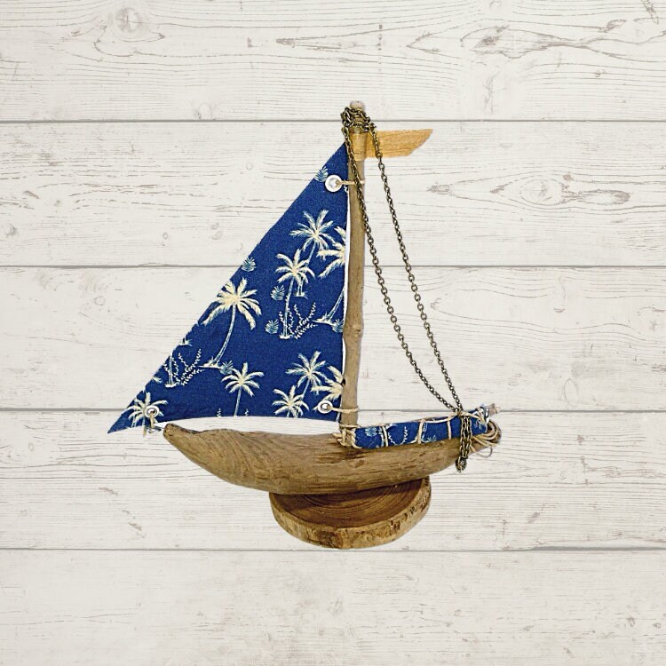 Bateau en Bois Flotté et Tissus Pour Décoration