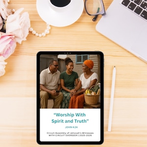 Op de afbeelding: Een tablet toont een afbeelding van drie lachende mensen, met de tekst "Worship With Spirit and Truth" en "John 4:24". De tablet ligt op een houten oppervlak met een koffiekopje, een bril, een laptop, een potlood, parels en bloemen.