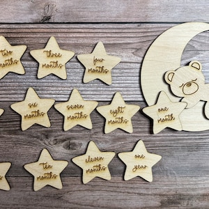 Étape importante de l'ours étreignant la lune | Carte d'étape de bébé | Ours en peluche | Accessoire photo | Jalon mensuel | SVG