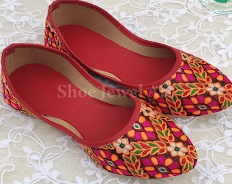 Handmade Floral Embroidered Juttis: Colorful Ethnic Women's Shoes