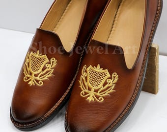 Sapatos Mojari de couro feitos à mão: sapatos étnicos cor de caramelo para casamento.