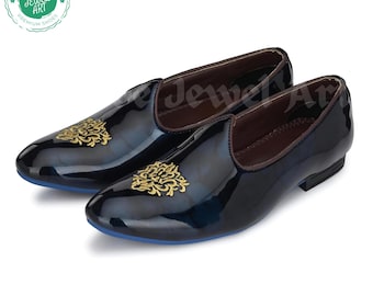 Sapatos Mojari de couro envernizado azul feitos à mão: Mocassins indianos bordados para casamento.