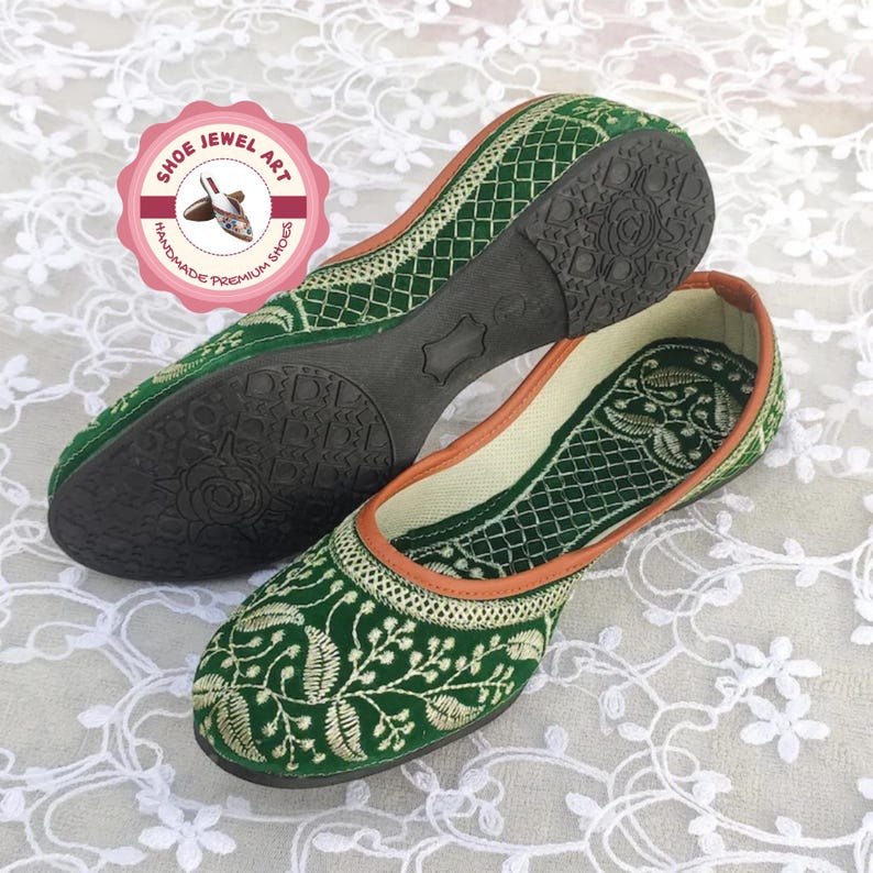 K&ouml;nnte beinhalten: Gr&uuml;ne, bestickte Ballerinas mit floralem Design und beigem Besatz. Die Schuhe haben eine strukturierte Sohle und ein cremefarbenes Innenfutter. Das Bild enth&auml;lt ein Logo mit der Aufschrift "Shoe Jewel Art" und "Handmade Premium Shoes".