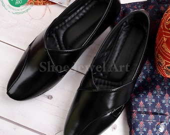 Handgemaakte zwarte lakleder loafers: Indiase etnische instappers