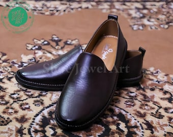 Handgemaakte leren mojari-schoenen: traditionele bruine loafers uit Punjabi