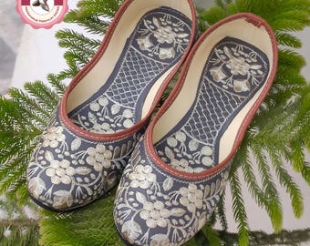 Handmade Bridal Khussa Jutti: Silver Embroidered Wedding Shoes