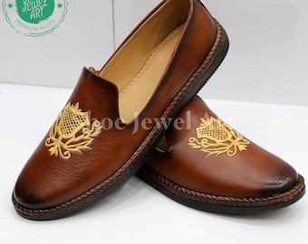Sapatos Mojari bordados em tom bege: sapatos étnicos artesanais para casamento