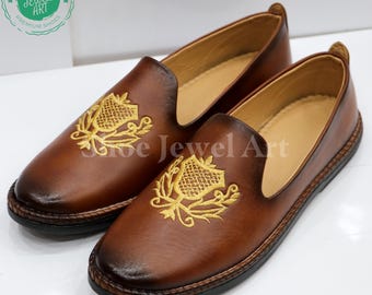 Handmade Embroidered Leather Mojari Shoes: Ethnic Mens Loafers