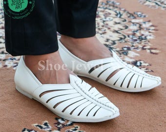 Scarpe Jutti in pelle bianca da uomo: Mojari etniche per lo sposo e il matrimonio