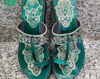Sandalias Kolhapuri de cuero verde: Pantuflas étnicas hechas a mano para bodas.