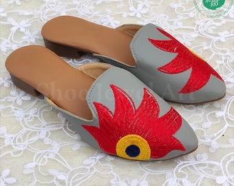 Mules con bordado floral: Mocasines grises y rojos hechos a mano