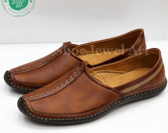 Scarpe slip-on in pelle marrone chiaro: mocassini etnici indiani, realizzati a mano