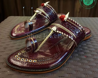 Handgemaakte kersenbruine Kolhapuri-leren sandalen voor heren, traditionele Indiase platte instappers, premium etnisch schoeisel voor casual en feestelijke kleding,