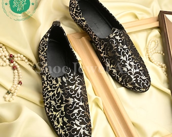 Zapatos Mojari de terciopelo negro y dorado para novio, mocasines étnicos artesanales para hombre, Jutti de boda india para hombre, calzado tradicional para fiestas.