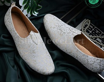 Witte en gouden fluwelen mojari-schoenen voor bruidegom, handgemaakte etnische herenloafers, bruiloft jutti voor heren, gouden bedrukte fluwelen mocassins, gelegenheidsmocassins,