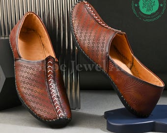 Tan etnische juttis en mojaris heren, handgemaakte instappers, traditionele schoenen van veganistisch leer, laserbedrukt met getextureerde schoenen voor de bruidegom,