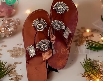 Handgemaakte rode leren sandalen: etnisch zilveren pantoffels met teenring