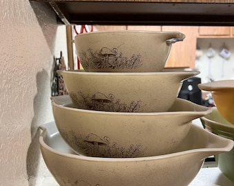 8.5&quot; PYREX cinderella & mixing bowl stands