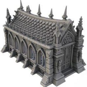 Puede incluir: Un edificio gris de estilo gótico con un techo puntiagudo y ventanas arqueadas. El edificio tiene una fachada detallada con mampostería y elementos decorativos.