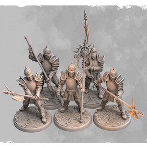 Puede incluir: Un grupo de cinco figuras en miniatura de soldados con armadura, cada uno posando con un arma. Las figuras son de color neutro, con armaduras y cascos detallados. Algunos sostienen lanzas, otros alabardas. Las bases son circulares.