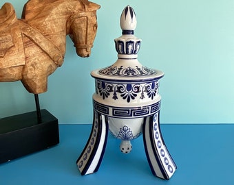 Ginger Jar w/Lid Vintage Bombay Company Blue & White Temple Jar Chinoiserie Porcelain Urn Footed Pedestal Base Vase 1990s