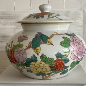 Vintage Ginger Jar Chinese Porcelain Ginger Jar w/Lid Hand Painted Vase Chinoiserie Flowers Birds Ceramic Attractive Shape Home Decor 1990s