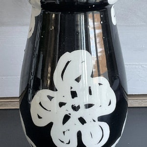 Vase Bitossi vintage Vase en céramique émaillée floral noir et blanc, poterie, art moderne du milieu du siècle, décoration d'intérieur vintage Italie des années 1980 image 2