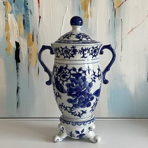 Vintage Ginger Jar Bombay Blue and White Chinoiserie Temple Jar Decorative Ceramic Art 1970s Chinoiserie Home Decor Display 16.5&quot; H