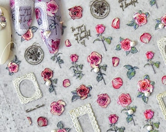 Puede incluir: Una hoja de pegatinas para uñas con rosas rosas, marcos blancos y detalles de perlas. Las pegatinas también incluyen el texto "Be your kind of beautiful" y "merle.tk MS 420".