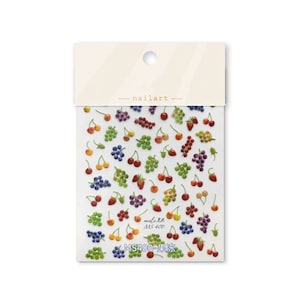 Pu&ograve; includere: Un foglio di adesivi per unghie con diversi disegni di frutta, tra cui ciliegie, uva e fragole. Gli adesivi sono su sfondo bianco e sono confezionati in un sacchetto di plastica trasparente. Il testo "nailart" &egrave; stampato sul sacchetto, insieme al codice prodotto "MS400".